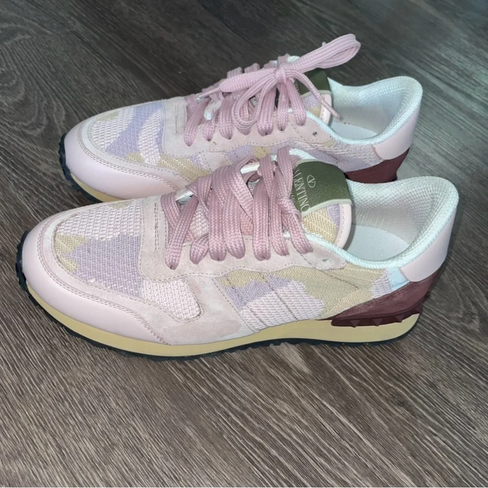 Valentino Garavani Rockrunner Camouflage/Pink Lace Up Sneaker Rockstud 37 1/2